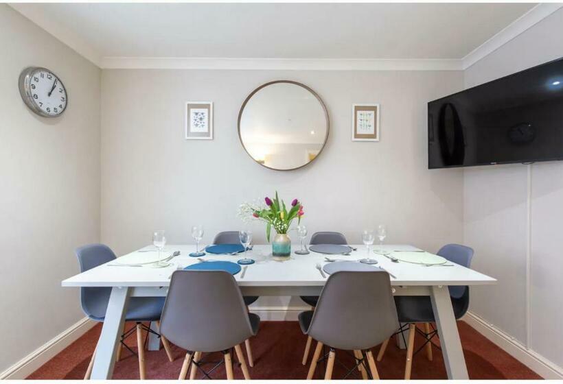 Wells City Centre, Quiet Mews House, Sleeps 6