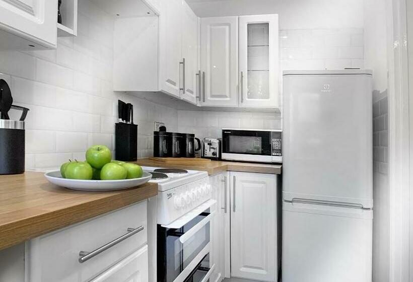 West End, Woking   2 Bed House With Parking And Garden