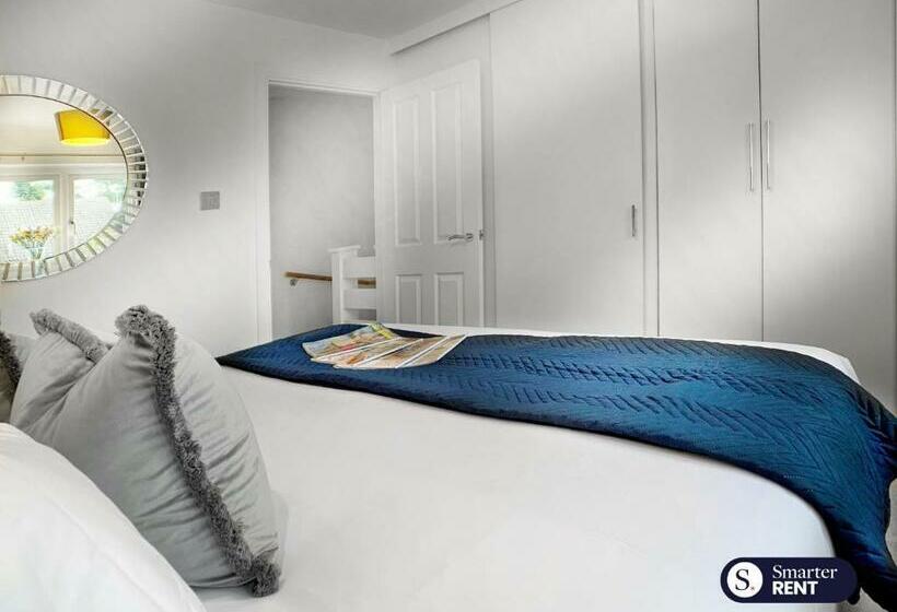 West End, Woking   2 Bed House With Parking And Garden