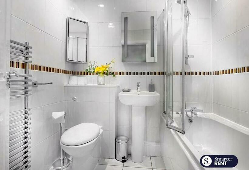 West End, Woking   2 Bed House With Parking And Garden