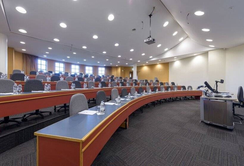 호텔 Cranfield Management Development Centre