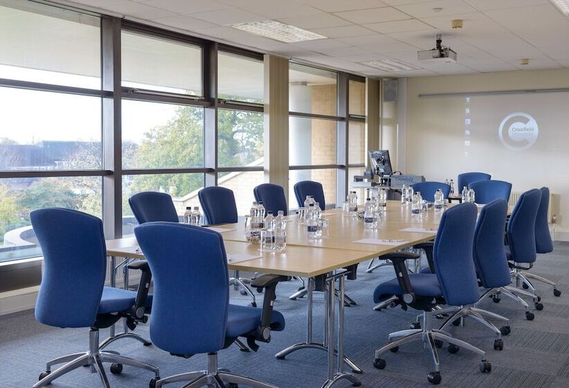 호텔 Cranfield Management Development Centre