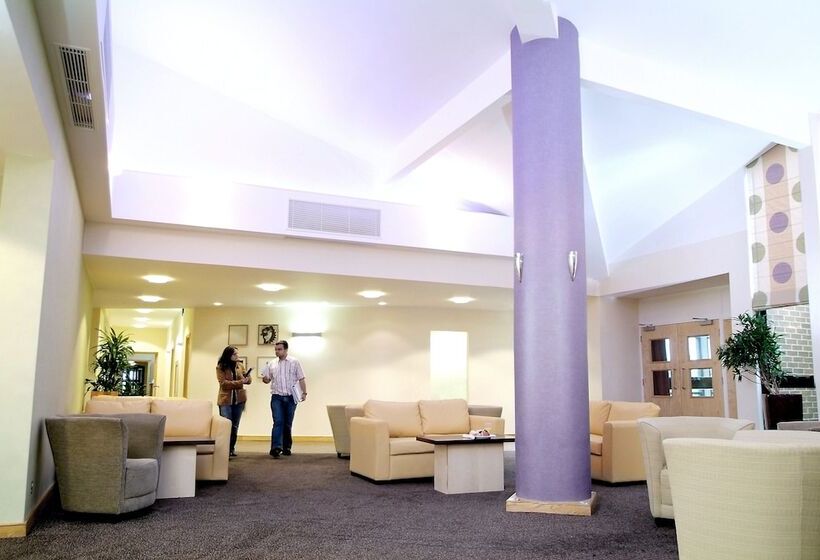 호텔 Cranfield Management Development Centre