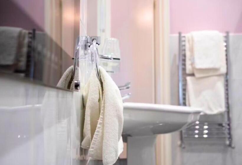 Отель East Beach