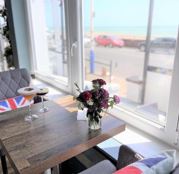 Отель East Beach