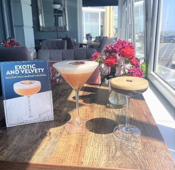 Отель East Beach