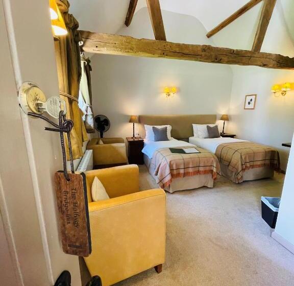 Отель Halfway Bridge