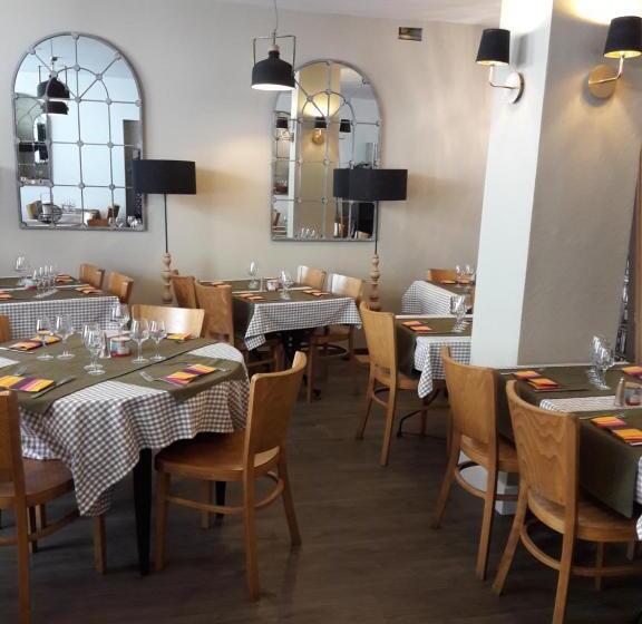 هتل Hôtel Restaurant Chez Carrière