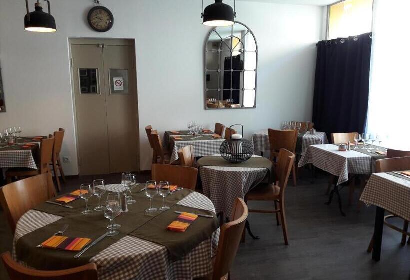 فندق Hôtel Restaurant Chez Carrière