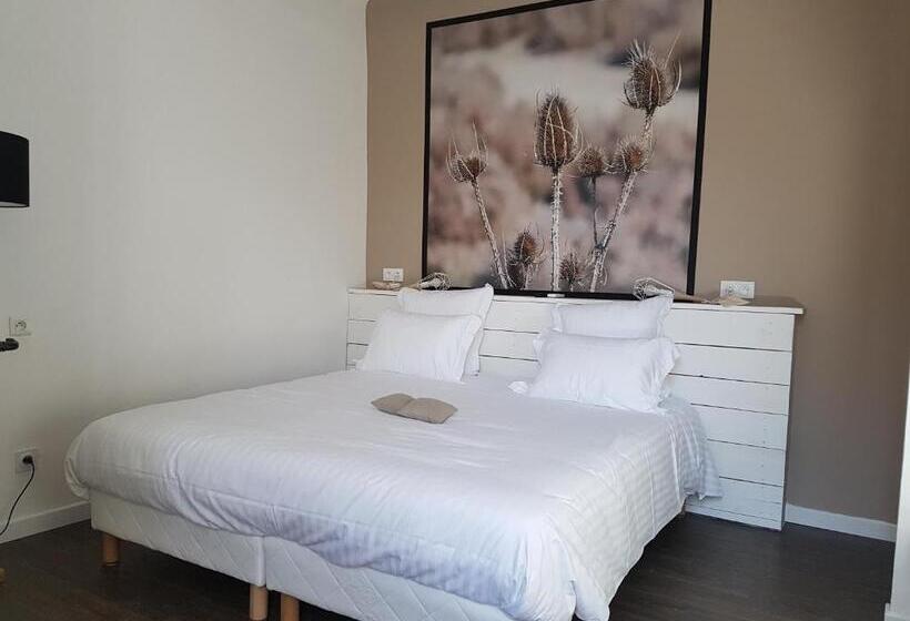 هتل Hôtel Restaurant Chez Carrière