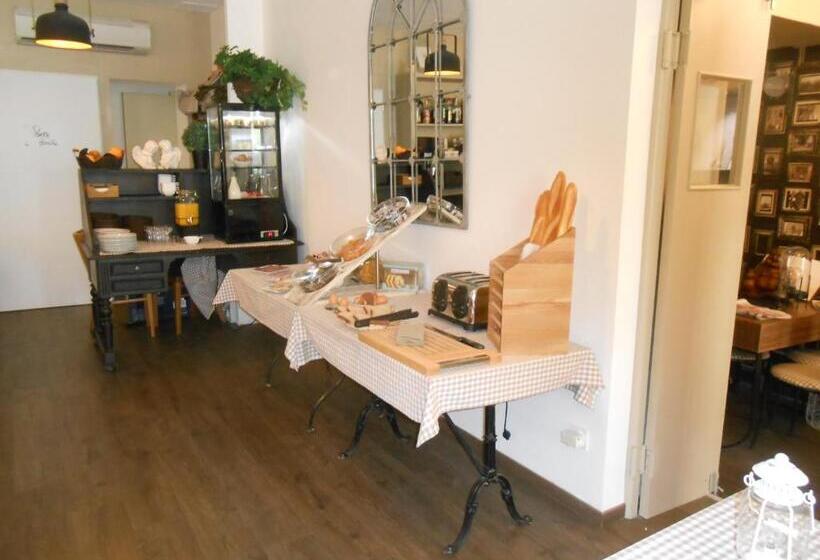 هتل Hôtel Restaurant Chez Carrière