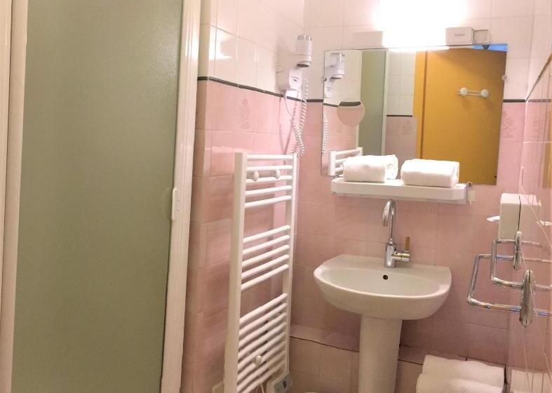 בית מלון כפרי Hôtel Restaurant Le Grillon