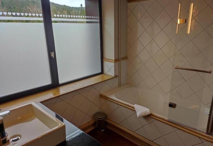 Отель Hôtel Restaurant Spa Les Jardins De Sophie