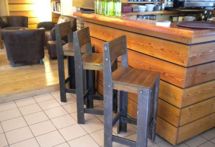 Отель Auberge De La Croix Perrin