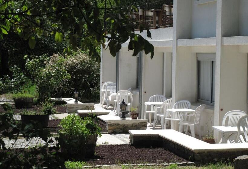 Отель La Longue Vue