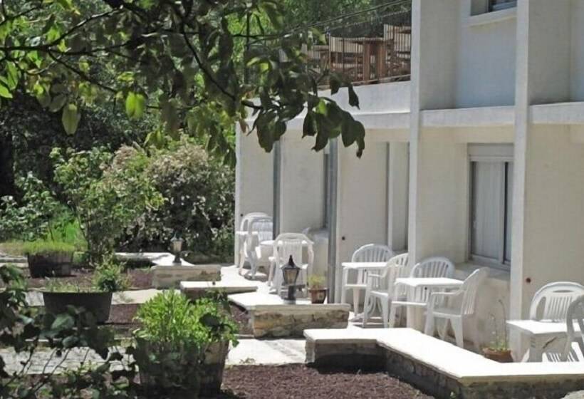 Отель La Longue Vue