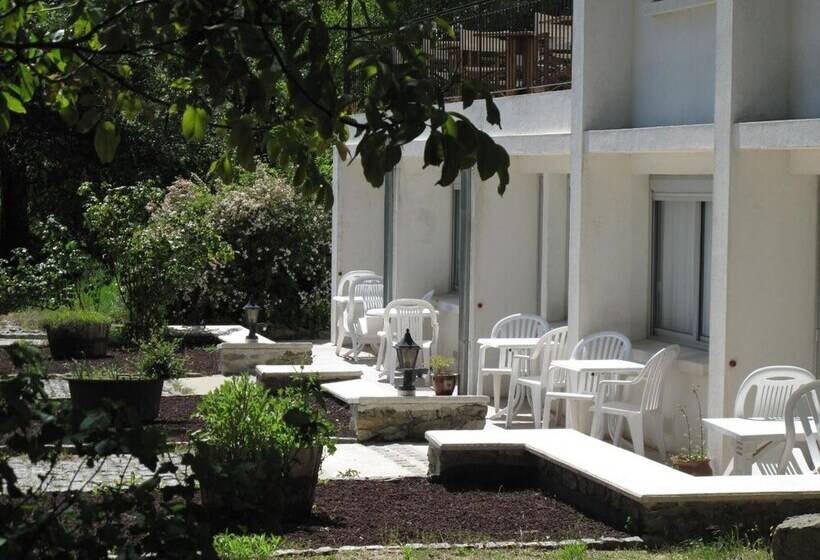 Отель La Longue Vue