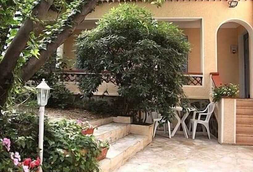 Отель La Petite Auberge