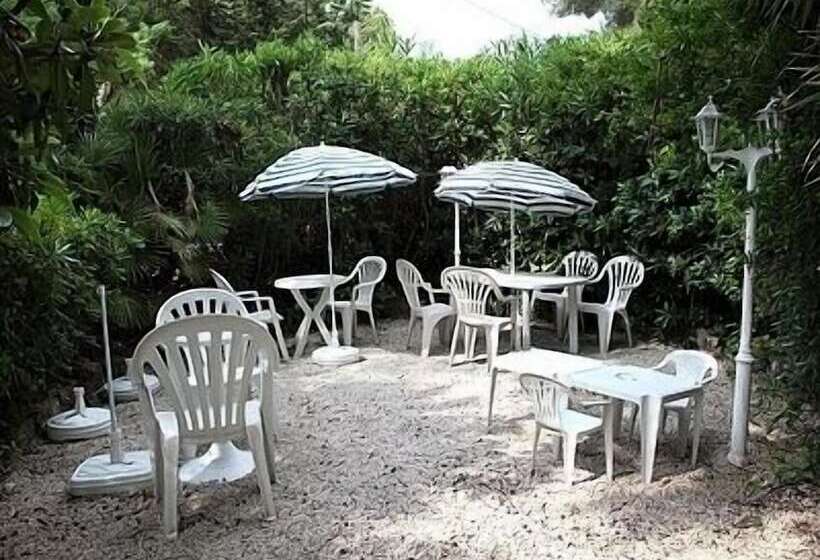 Отель La Petite Auberge