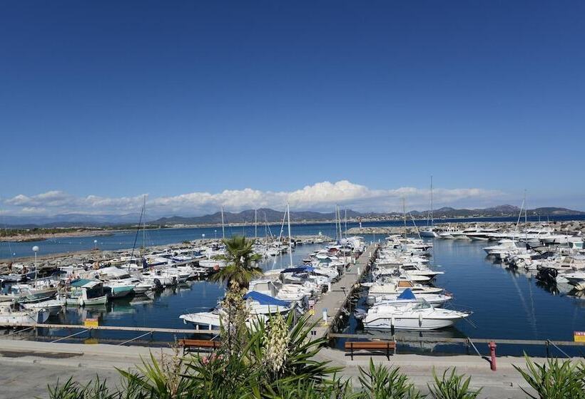 Отель La Petite Auberge