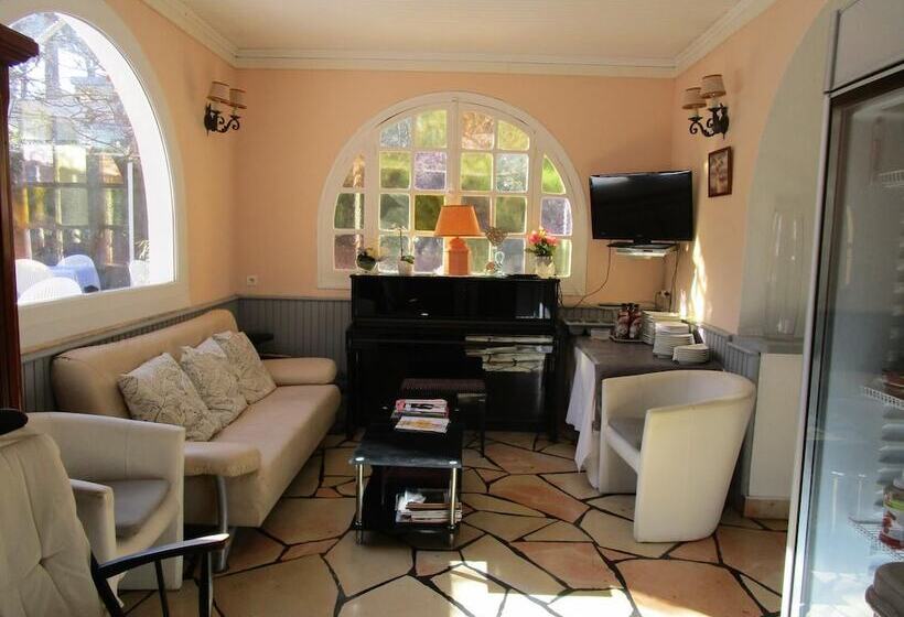 Отель La Petite Auberge