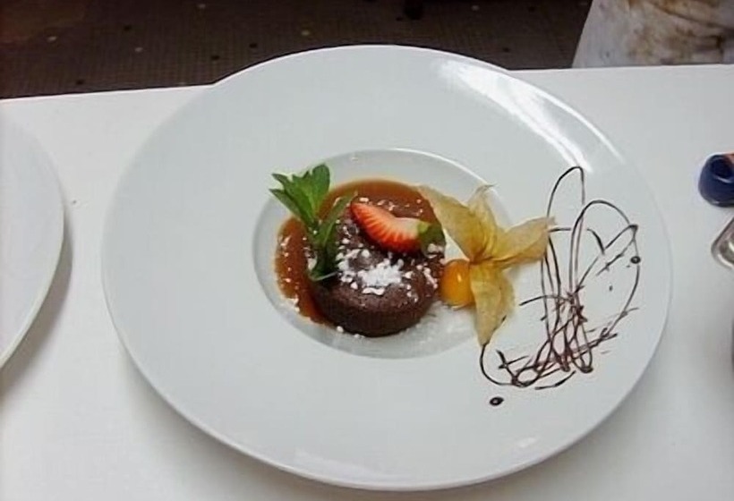 ホテル Logis Hôtel Le Bretagne