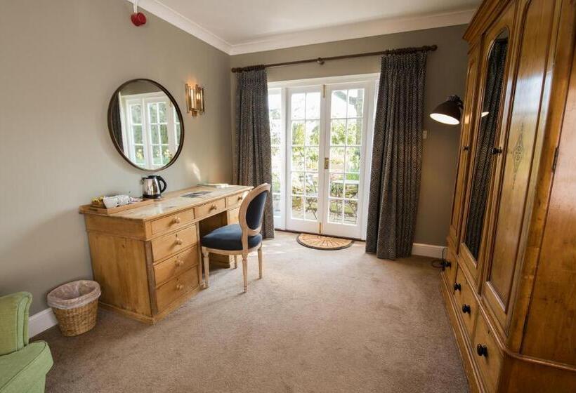 فندق The Farmhouse At Redcoats