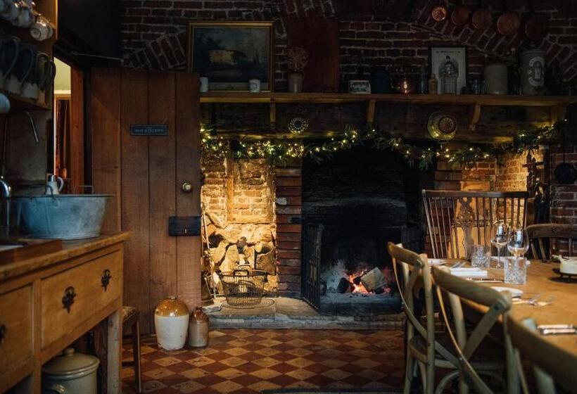 فندق The Farmhouse At Redcoats