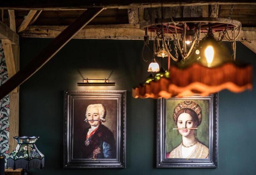 فندق The Farmhouse At Redcoats