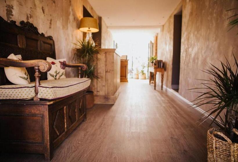 فندق The Farmhouse At Redcoats