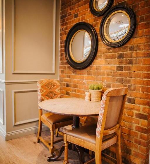 فندق The Farmhouse At Redcoats