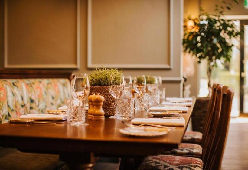 فندق The Farmhouse At Redcoats