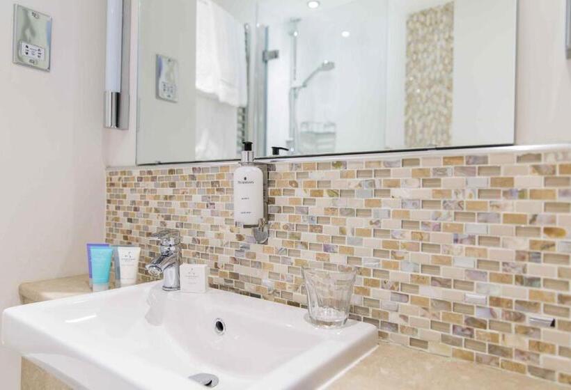 فندق The Farmhouse At Redcoats