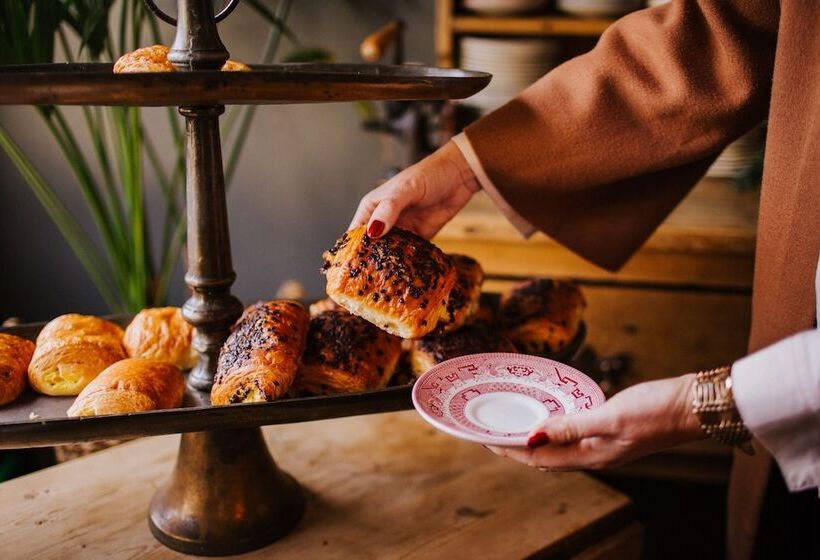 فندق The Farmhouse At Redcoats