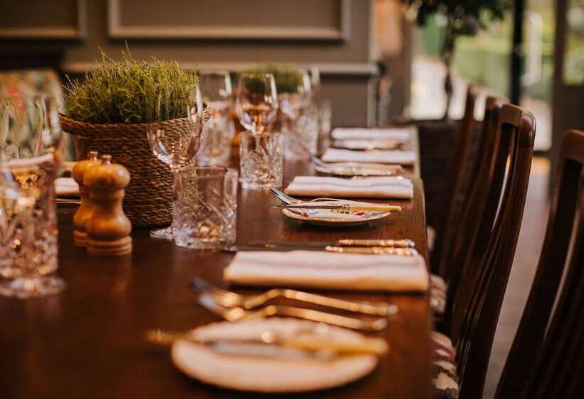 فندق The Farmhouse At Redcoats