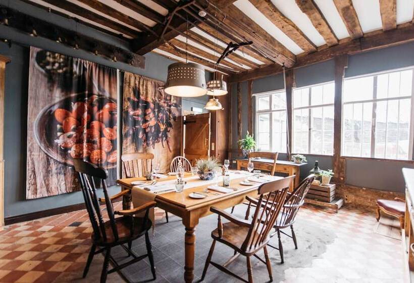 فندق The Farmhouse At Redcoats