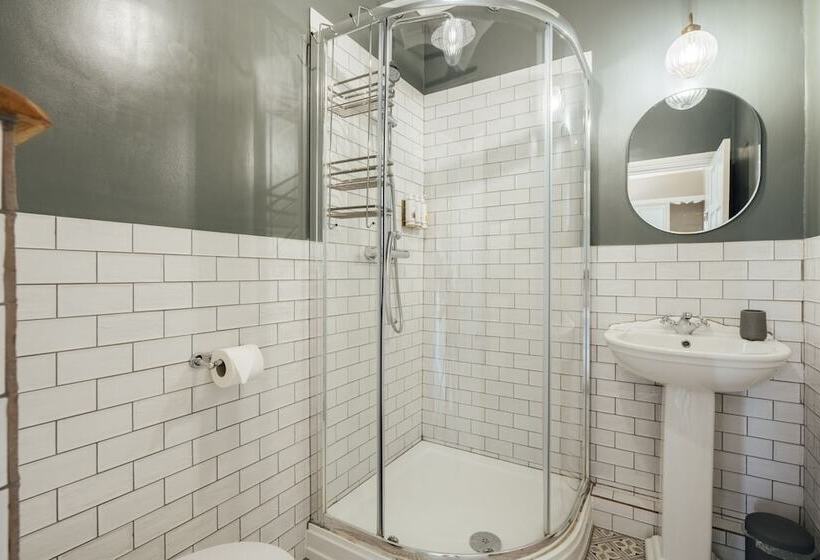 فندق The Farmhouse At Redcoats