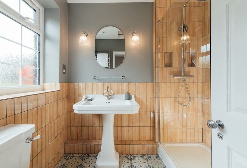 فندق The Farmhouse At Redcoats