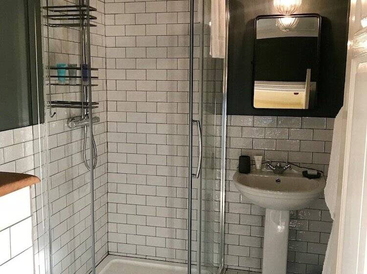 فندق The Farmhouse At Redcoats