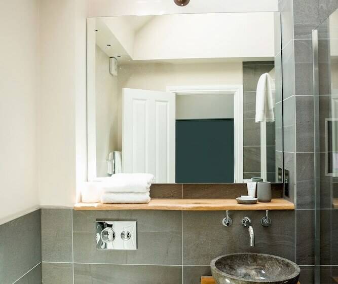 فندق The Farmhouse At Redcoats