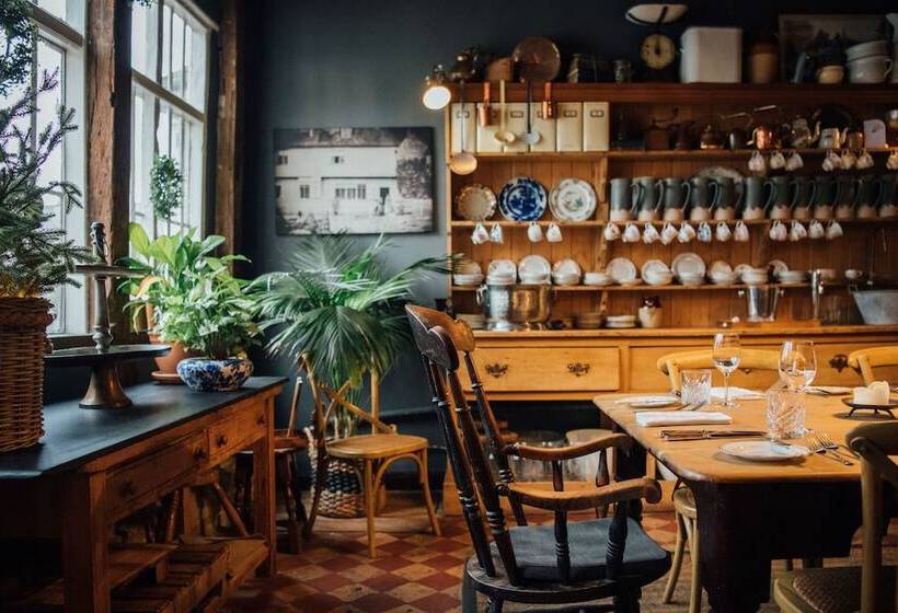 فندق The Farmhouse At Redcoats