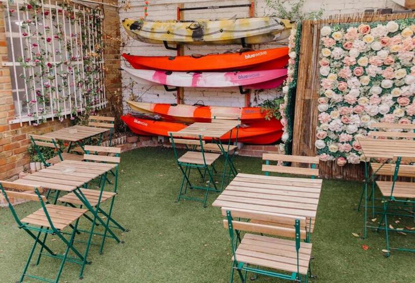 בית מלון כפרי Sherwood