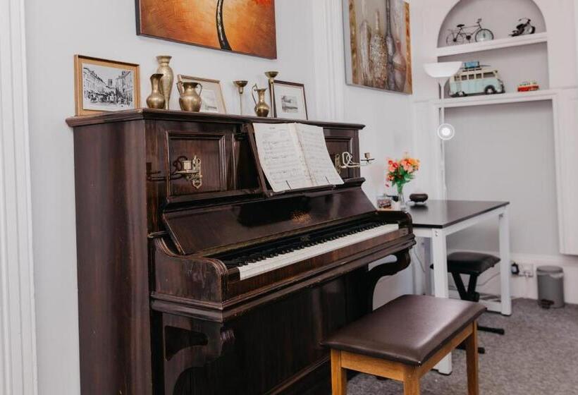 בית מלון כפרי Sherwood