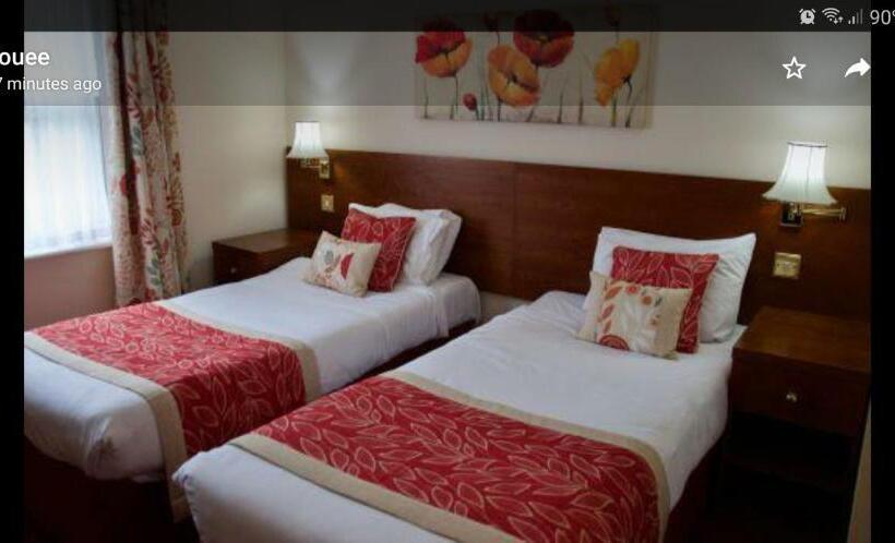 Отель The Emmbrook Inn