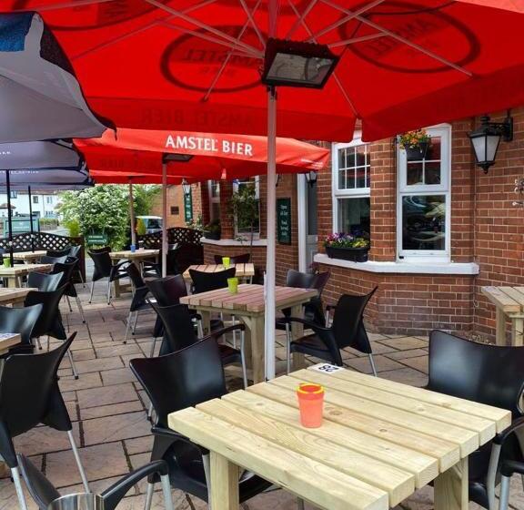 Отель The Emmbrook Inn