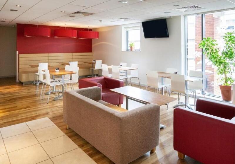 Отель Travelodge High Wycombe Central