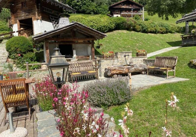 Les Chalets De La Serraz