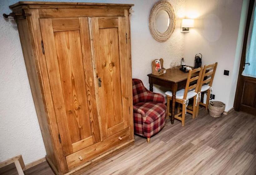 Les Chalets De La Serraz