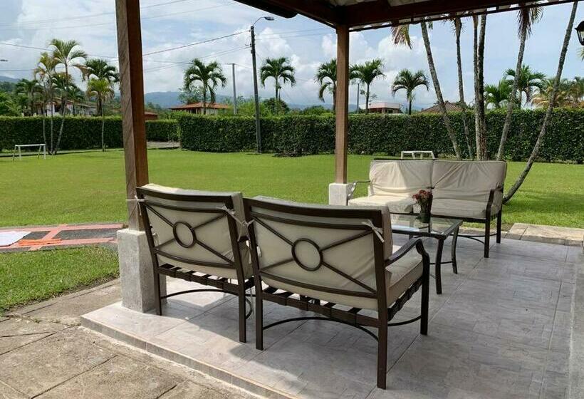 Moderna Cabaña En Viterbo Con Aire Ac Y Piscina