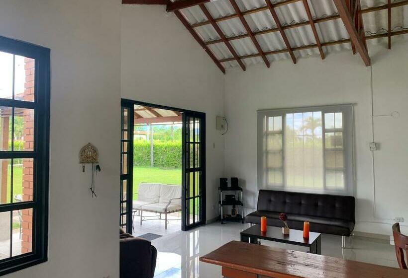 Moderna Cabaña En Viterbo Con Aire Ac Y Piscina